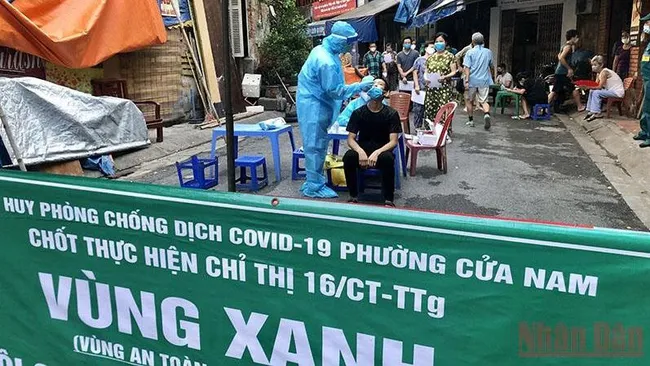 Taking samples for COVID-19 testing in Hanoi (Photo: NDO)