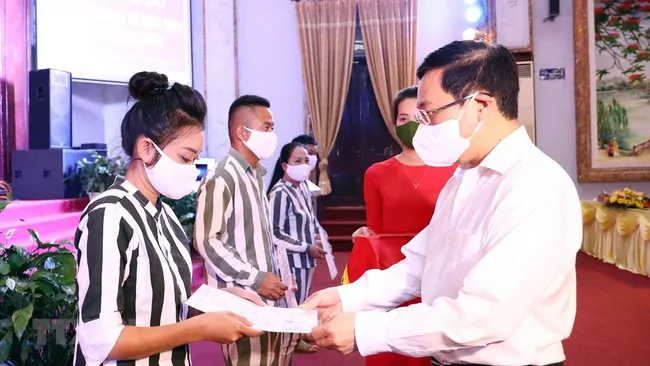 Deputy PM Pham Binh Minh grants the pardon decision to inmates at a correctional facility in Thai Nguyen Province. (Photo: VNA)