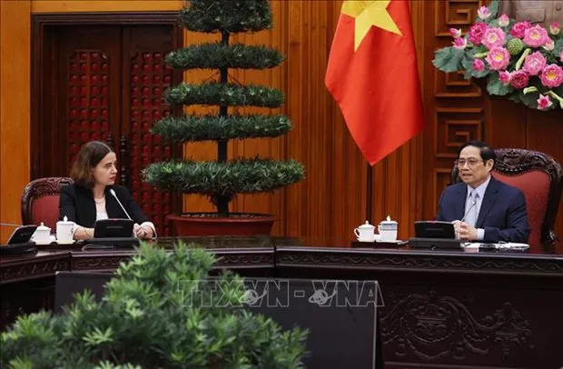Prime Minister Pham Minh Chinh (R) receives Australian Ambassador to Vietnam Robyn Mudie (Photo: VNA)