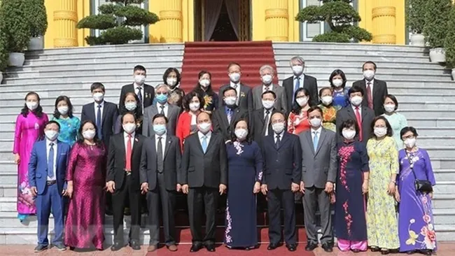 President Nguyen Xuan Phuc and the delegation of the elderly (Photo: VNA)