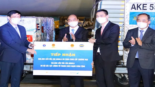 President Nguyen Xuan Phuc witnesses the handover of Abdala vaccine. (Photo: VNA)