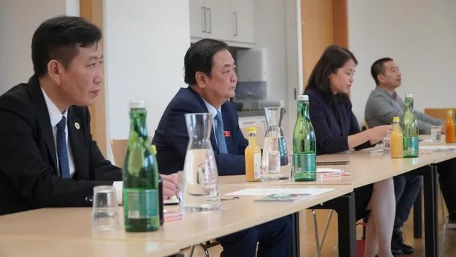 Minister of Agriculture and Rural Development Le Minh Hoan (second from left) visiting the University of Natural Resources and Applied Life Sciences. (Photo: VOV)