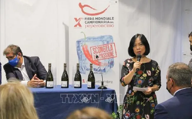 Vietnamese Ambassador to Italy Nguyen Thi Bich Hue introduces Italian friends to the advantages of Vietnamese agricultural products and spices. (Photo: VNA)