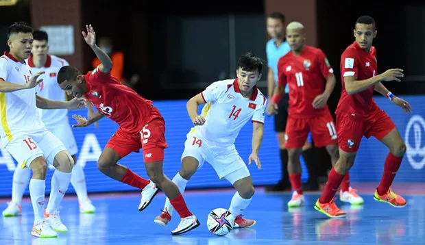 Vietnamese player Nguyen Van Hieu (white No.14) vies for the ball. (Photo: VFF)