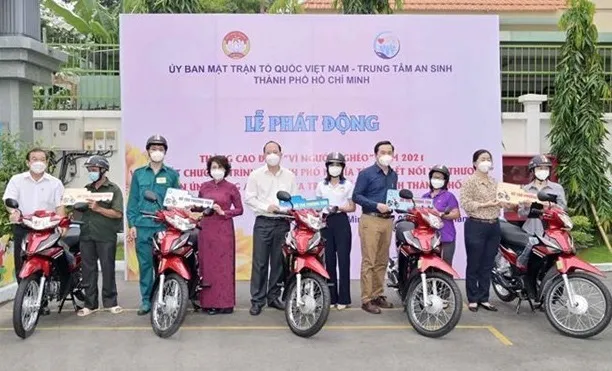 Presenting motorbikes to residents in a programme (Photo: VNA)