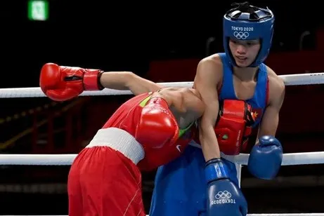Nguyen Thi Tam (R) exchanges punches with Stoyka Zhelyazkova of Bulgaria during the Women's Fly (48-51kg) at the Tokyo 2020 Olympic Games (Photo: AFP/VNA)