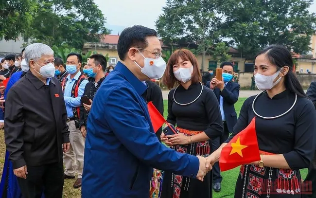 NA Chairman Vuong Dinh Hue joins residents of in Quyet Tam hamlet of Dinh Hoa district’s Trung Luong commune. (Photo: DUY LINH/NDO)