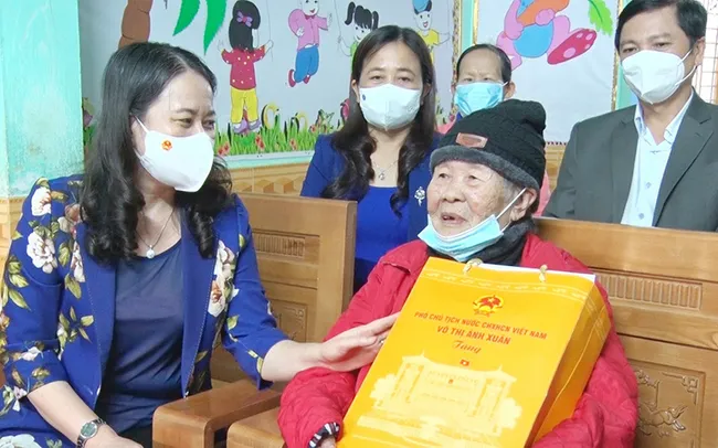 Vice President Vo Thi Anh Xuan visits Heroic Mothers Tran Thi Loan. (Photo: NDO)