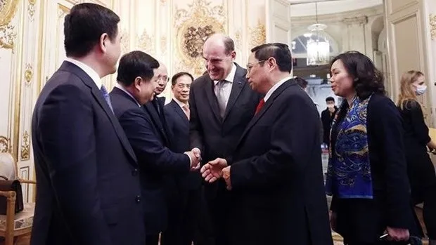 Prime Minister Pham Minh Chinh (second from right) introduces members of the Vietnamese delegation to French PM Jean Castex (C) (Photo: VNA)