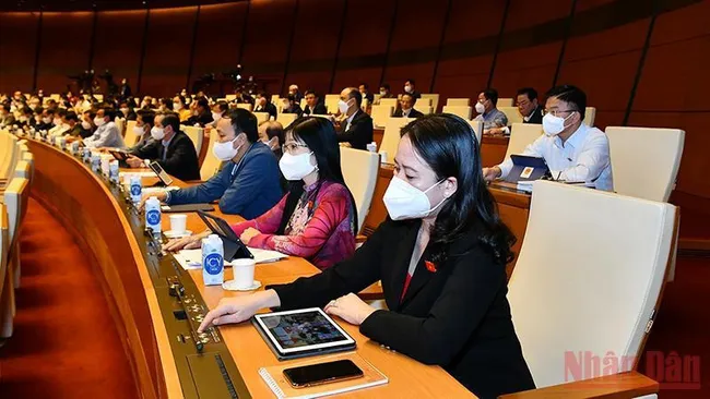 National Assembly deputies cast their vote at the second session of the 15th legislature. (Photo: Linh Nguyen)