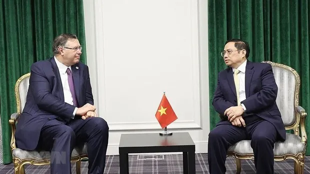 PM Pham Minh Chinh (right) meets with Chairman/CEO of TotalEnergies Patrick Pouyanne. (Photo: VNA)