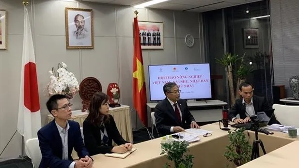 Staff at the General Consulate of Vietnam in Fukuoka attend the event (Photo: VNA)