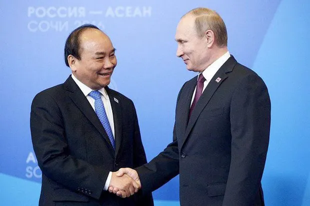 Russian President Vladimir Putin (R) shakes hand with then Prime Minister Nguyen Xuan Phuc at the ASEAN-Russia Summit in Sochi in 2016. (Photo: Getty)