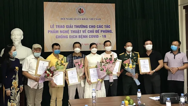 The organising board presents prizes to the authors and theatre artists for their outstanding works.