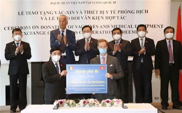 National Assembly Chairman Vuong Dinh Hue witnesses the handing over of 100,000 doses of COVID-19 vaccines from the Belgian Government to Vietnam (Photo: VNA)