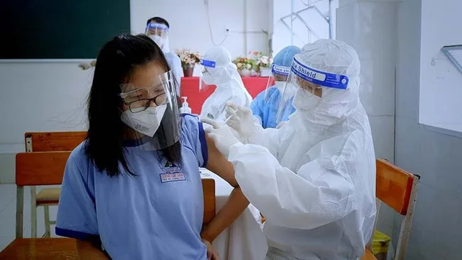 On October 27 morning, Ho Chi Minh City started giving COVID-19 vaccines to school children in the district of Cu Chi. (Photo: HCDC)