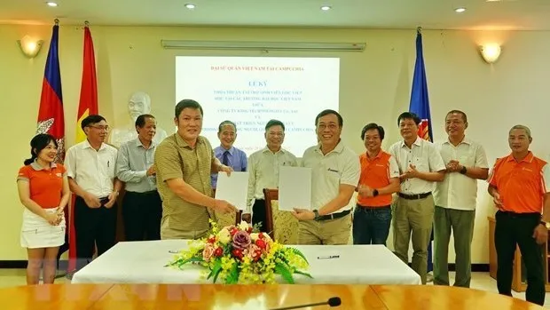 At the signing ceremony. (Photo: VNA)