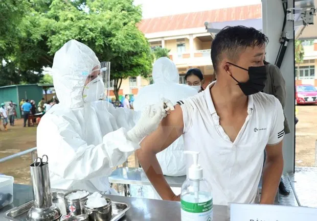 A man from a high-risk area in a village in the Central Highlands province of Dak Lak's Buon Me Thuot receives COVID-19 vaccine. (Photo: VNA)