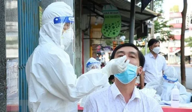 A man has sample taken for COVID-19 testing. (Photo: VNA)