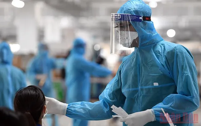 Medical workers take samples of residents. (Photo: Duy Linh)