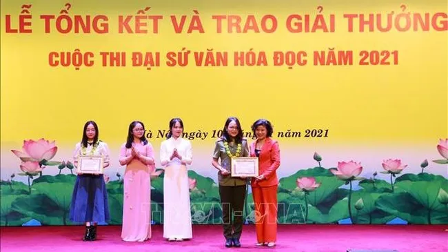Winners of the Reading Culture Ambassador Contest 2021 awarded at the ceremony (Photo: VNA)