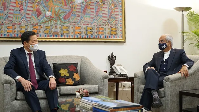 Deputy PM Le Minh Khai and NITI Vice Chairman Rajiv Kumar (Photo: VNA)