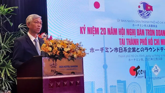 Ho Chi Minh City Vice Chairman Vo Van Hoan speaking at the event
