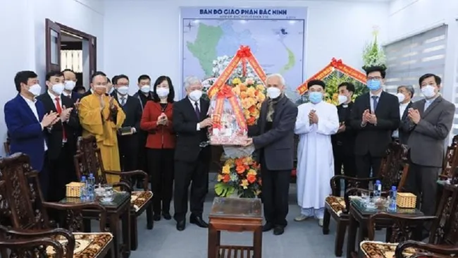 VFF President Do Van Chien extends Christmas greetings in Bac Ninh Province.