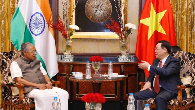 National Assembly Chairman Vuong Dinh Hue and Chief Minister of India’s Kerala state Pinarayi Vijayan