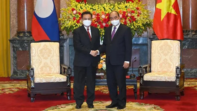 President Nguyen Xuan Phuc and Lao National Assembly Saysomphone Phomvihane (Photo: Duy Linh)