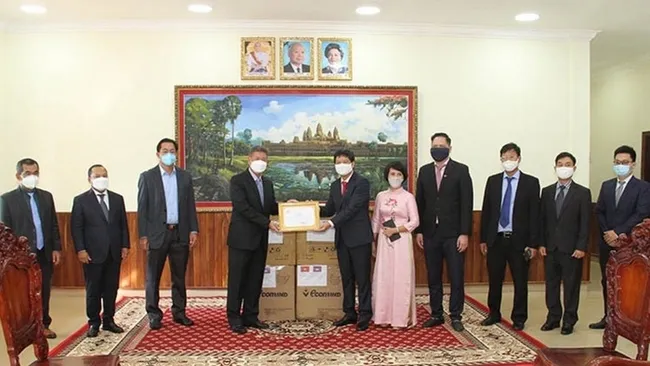 The Vietnamese Consulate General presents 10,000 masks to Cambodia's Preah Sihanouk province. (Photo: Vietnamese Consulate General in Preah Sihanouk province)