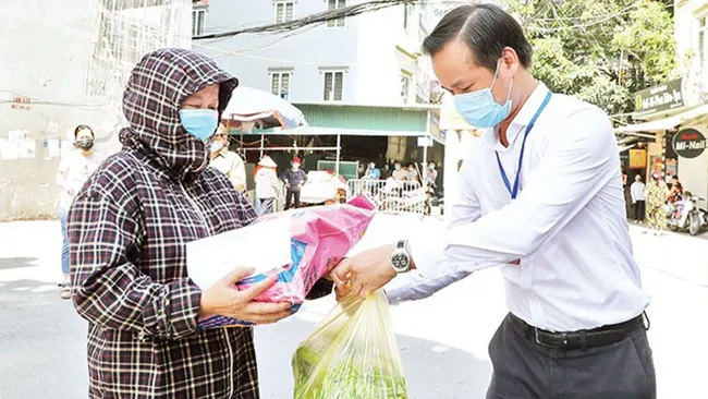 Supporting freelance workers affected by the Covid-19 epidemic in Hanoi. (Illustrative image: MINH HA)