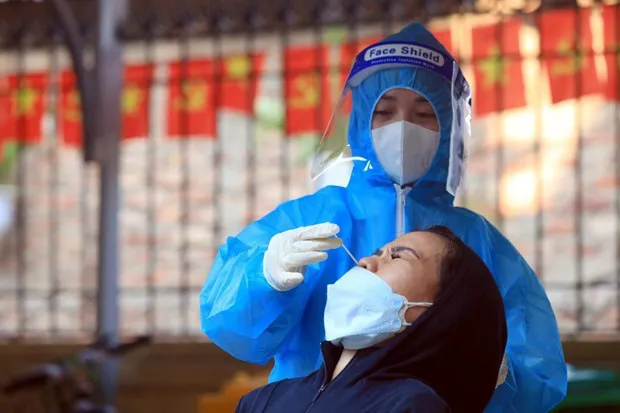 A medical worker takes a COVID-19 testing sample in Tam Hiệp commune, Thanh Tri district, Hanoi. (Photo: VNA)