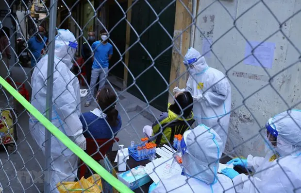Health workers take samples for COVID-19 testing from residents in Bach Mai ward of Hanoi's Hai Ba Trung district (Photo: VNA)