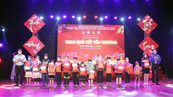 Thirty outstanding students who are living in difficult circumstances receive Tet gifts. (Photo: danang.gov.vn)