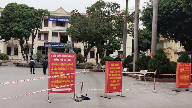 At the medical centre of Chi Linh city. (Photo: NDO)