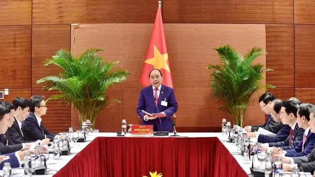 Prime Minister Nguyen Xuan Phuc speaks at the permanent Cabinet meeting. (Photo: VGP)