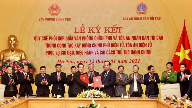 Minister-Chairman of the Government Office Mai Tien Dung and Standing Deputy Chief Judge of the Supreme People's Court Le Hong Quang signing the coordination regulation.(Photo:hcmcpv.org.vn)