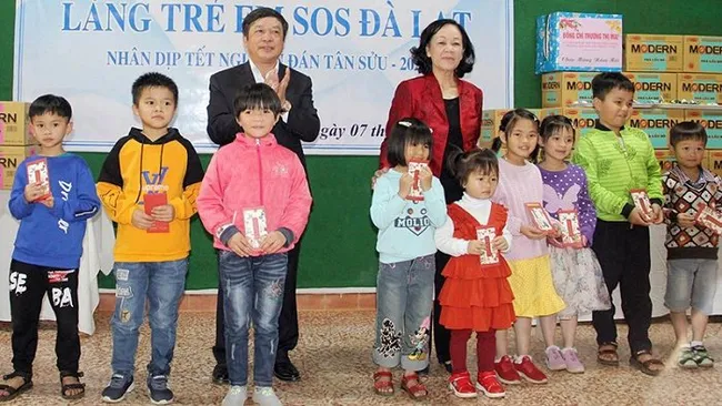 Politburo member and head of the Party Central Committee’s Commission for Mass Mobilisation Truong Thi Mai presents gifts to children of SOS Children's Village in Da Lat, Lam Dong (Photo: NDO)