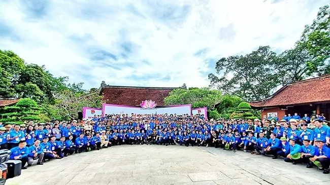 Delegates attending the 6th national congress of outstanding youth following Uncle Ho’s teaching pose for a group photo in Nghe An Province. (Photo: NDO)