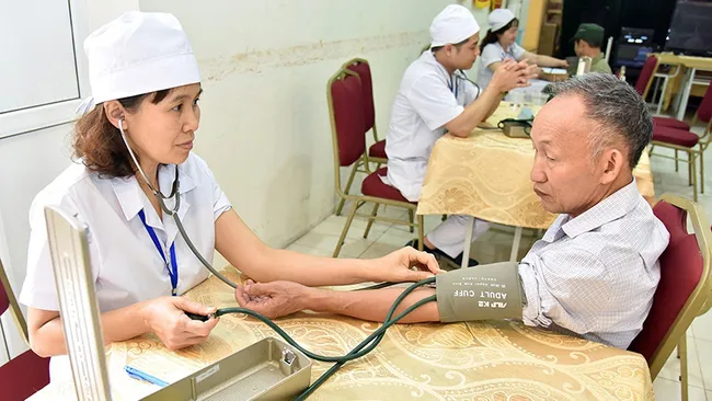 It is necessary to promote information dissemination; work out plans to assign tasks to each locality, and pay special attention to the elderly in society. (Photo: NDO)