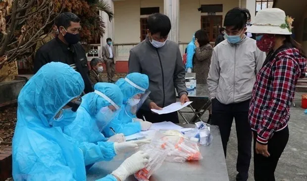 Medical workers take samples from people for COVID-19 testing (Photo: VNA)