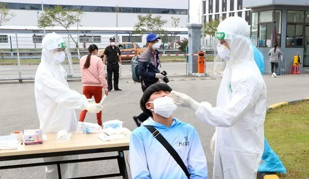 On February 14, Hai Duong province's Steering Committee for COVID-19 Prevention and Control conducted COVID-19 testing for nearly 1,500 workers in industrial parks in Cam Giang district. (Photo: VNA)