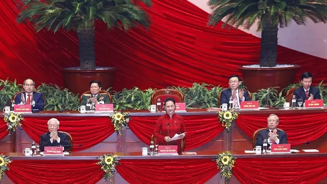 National Assembly Chairwoman Nguyen Thi Kim Ngan (standing) chairs the closing session of the Congress on behalf of the Presidium. (Photo: VNA)