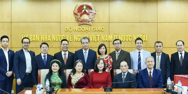 Deputy Minister of Foreign Affairs Dang Minh Khoi and the outstanding Overseas Vietnamese