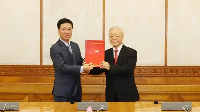 General Secretary and President Nguyen Phu Trong and new Permanent member of the Secretariat Vo Van Thuong (Photo: VNA)