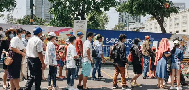 Visitors at Nguyen Hue Flower Street during the Lunar New Year (Tet) festival. (Photo: Kenh 14)