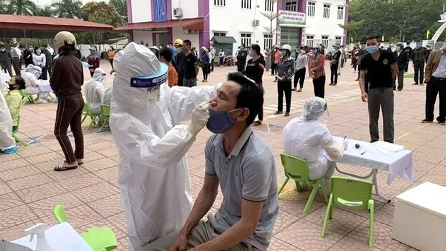 Hai Duong plans to take 12,000 samples for COVID-19 testing on February 24, 2021. (Photo: VNA)