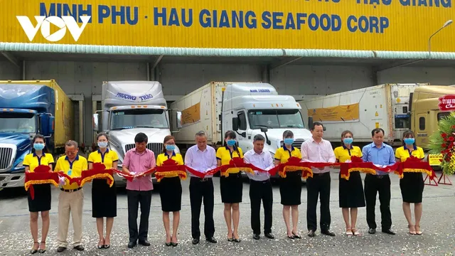 Delegates cut the ribbon to launch the exports of the first batch of shrimp products in 2021.