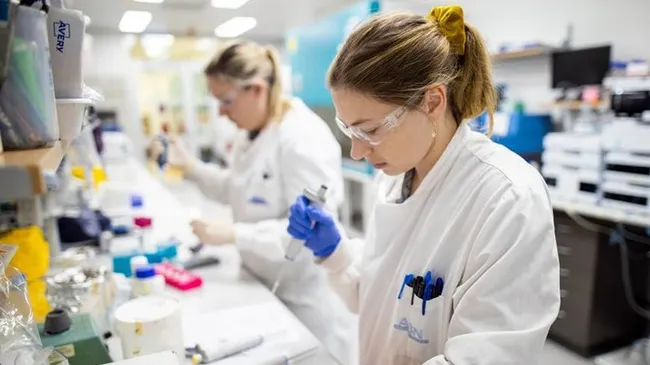 COVID-19 Vaccine Study at laboratories of the University of Scotland, Australia. (Photo: Xinhua)